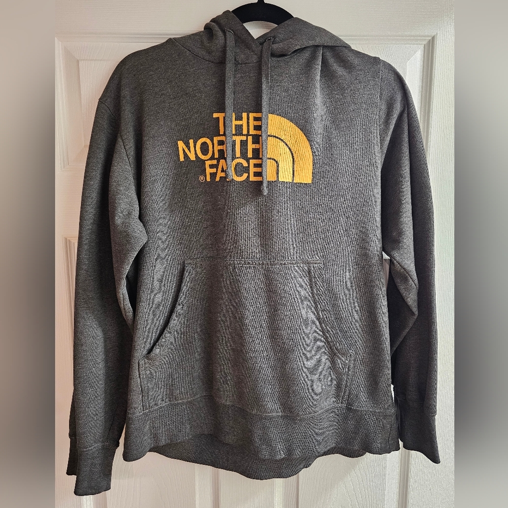 The North Face Men's Pullover Hoodie Medium Long Sleeve pullover